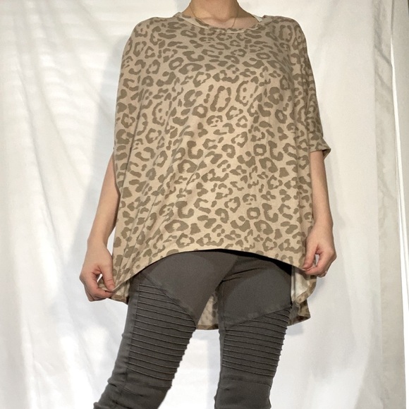 Andrée BY UNIT cheetah print knit shirt in pastel pink and cream - Picture 2 of 8